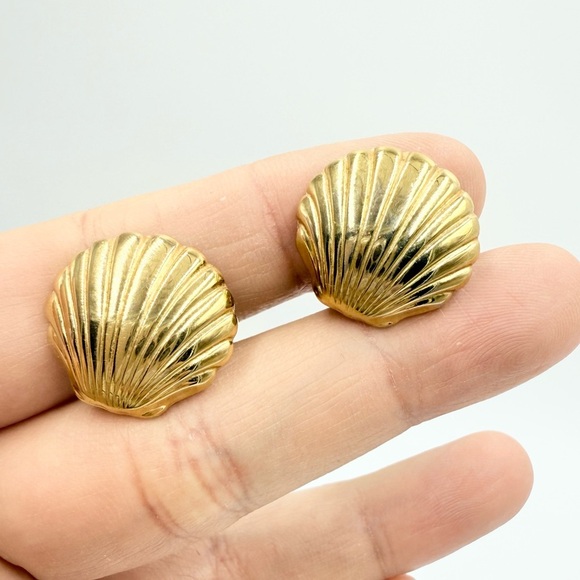 Vintage Clam Shell Gold Tone Clip on Earrings - Picture 1 of 5